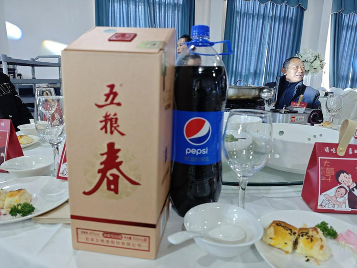 （春节期间一场婚宴上的五粮春用酒 财联社记者朱万平摄）