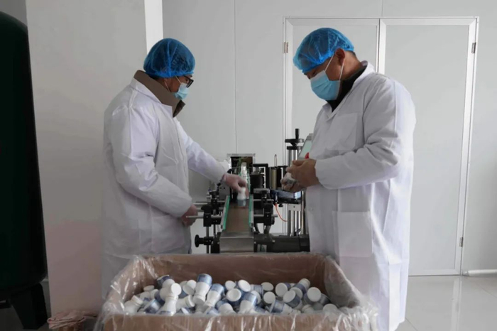 红泉食品公司职工在加班生产产品。（石莹莹摄）