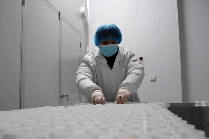 红泉食品公司职工在加班生产产品。（石莹莹摄）