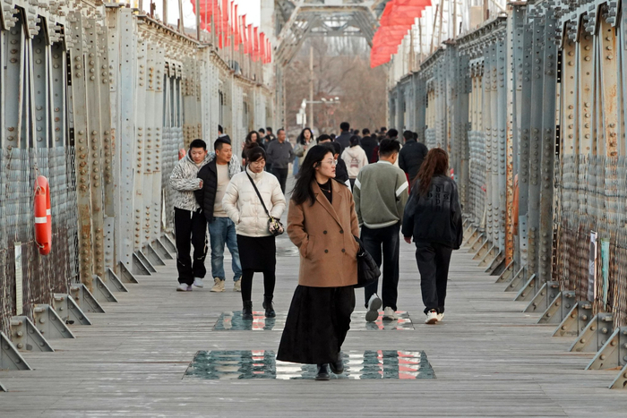 古老的黄河铁桥上游客如织。