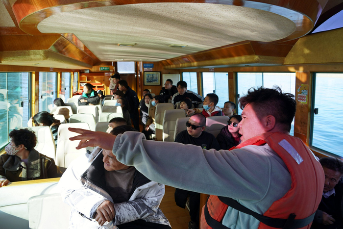 乘坐游船，一路欣赏黄河大峡谷两岸的奇特风景。