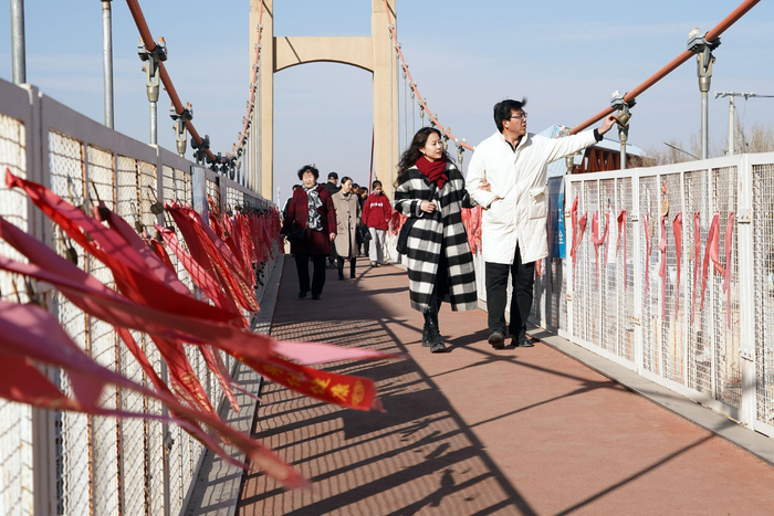 漫步在许愿桥上，感受春的气息。