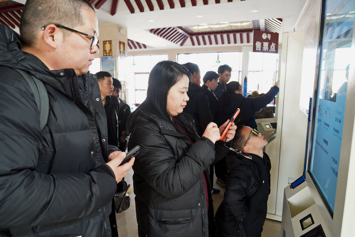 游客中心前来购票的人络绎不绝。