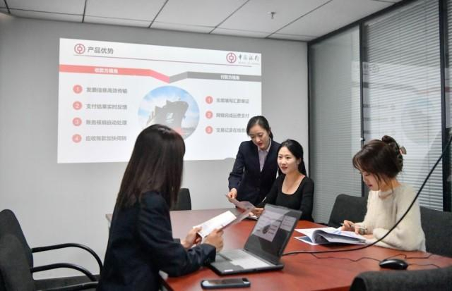 在天津国际航运大厦，中国银行天津市分行工作人员上门为一航运协会人员介绍航运金融结算方案。新华社记者 孙凡越 摄