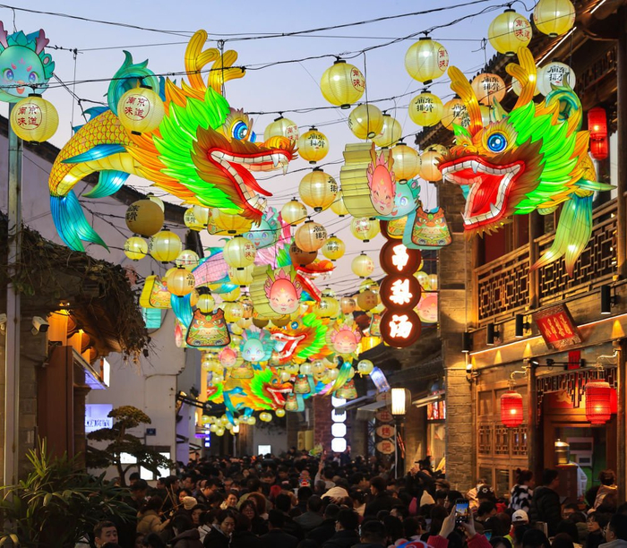 2月11日，游人在南京老门东景区赏灯游览。新华社发（苏阳 摄）