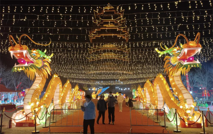 2月10日，在山东省滨州市滨城区黄河楼景区，市民在观赏花灯。新华社发（李荣新摄）