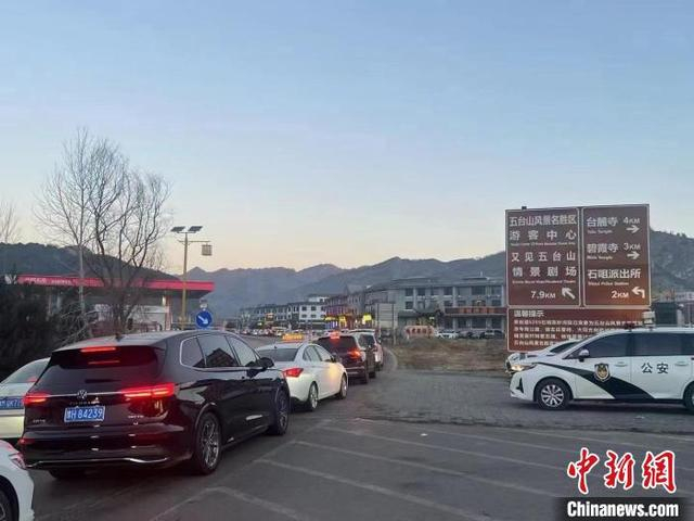 2月12日，五台山景区内道路上，车辆排队等候通行。　　山西交警供图