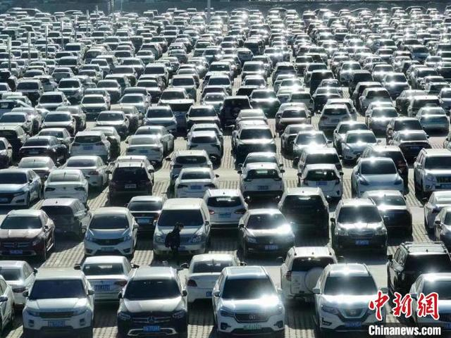 2月13日，五台山景区一处停车场停满车辆。　　山西交警供图