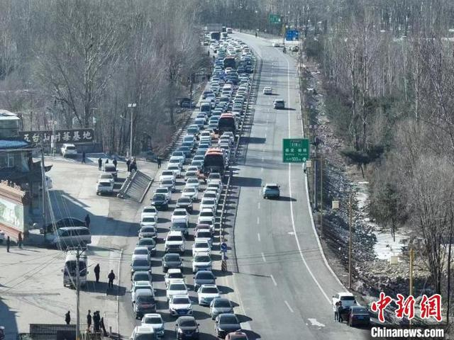 2月13日，等待进山的车辆排起长龙，尾部延伸至高速收费站出口附近。　　山西交警供图