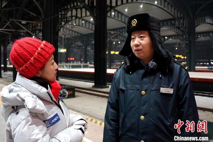 凌晨2点30分，哈尔滨火车站客运员何鑫在站台接受中新网记者采访 于琨 摄