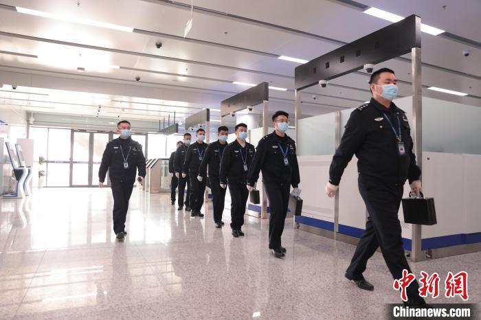 盐城机场边检站执勤队的移民管理警察准备进入工作岗位。李俊 摄
