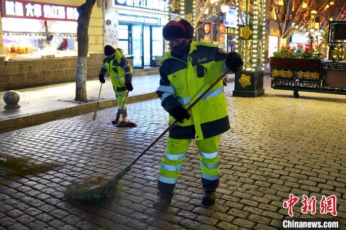 午夜的哈尔滨中央大街，环卫工人清扫街道。　于琨 摄