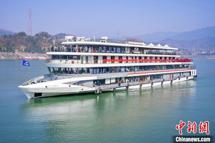 "长江三峡"豪华游轮满载游客行驶在三峡库区.宜昌市文化和旅游局供图