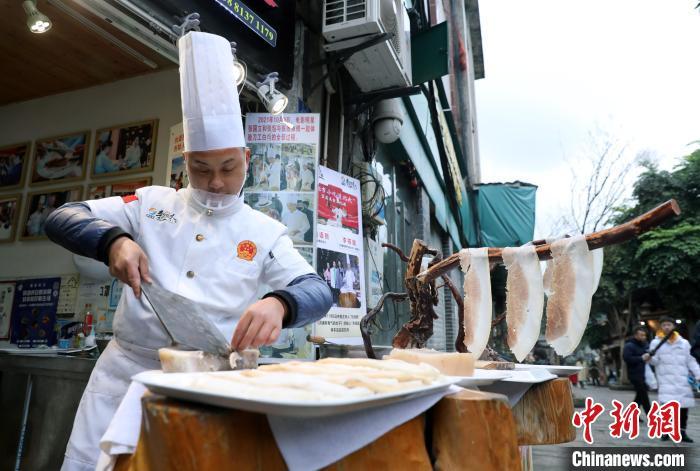 近日，厨师张杰在李庄古镇制作李庄白肉。　记者 王磊 摄