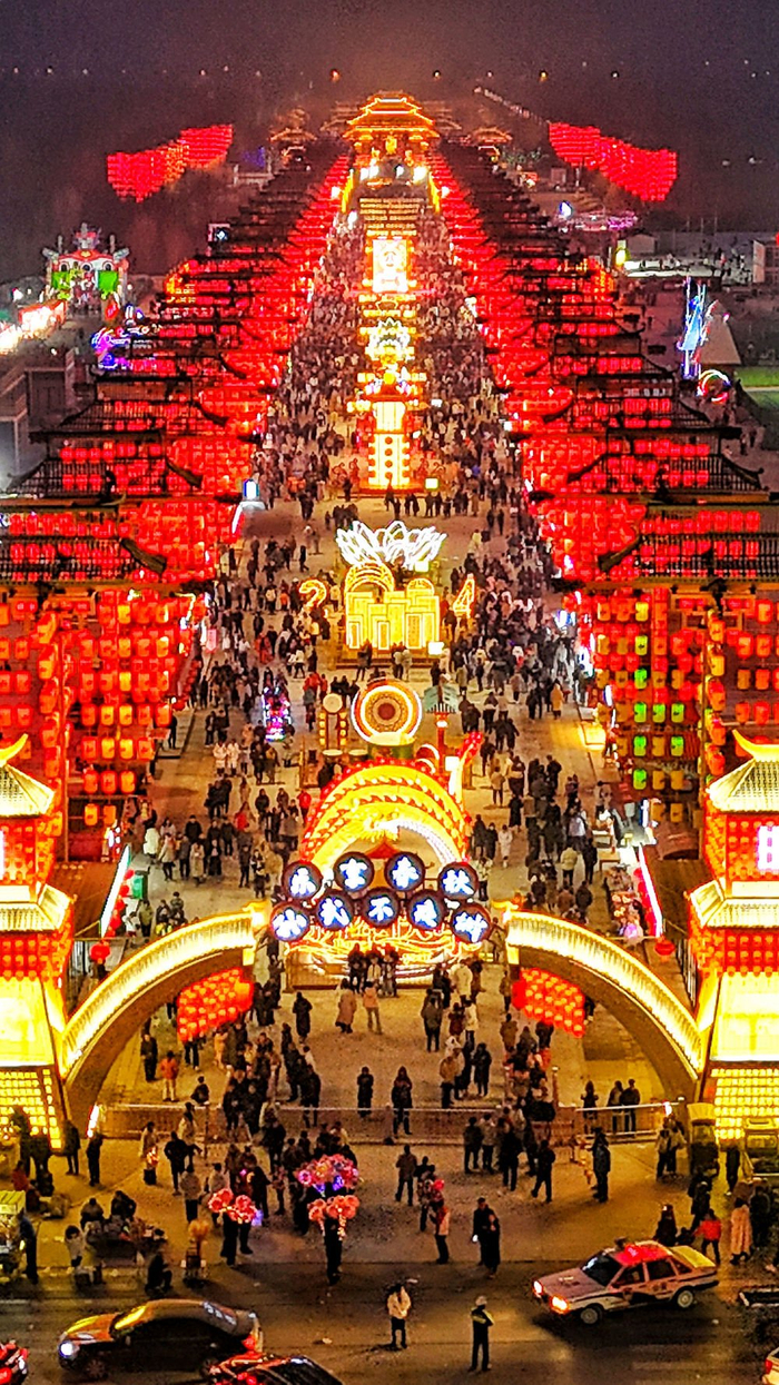 2月11日，游客在山东省滨州市惠民县孙武不夜城观赏夜景（无人机照片）。新华社发（初宝瑞摄）