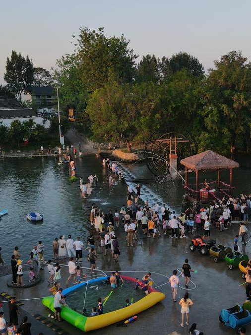 盛夏时节，宜城市醉美莺河景区吸引许多外地游客前来参观旅游。（通讯员 刘毅 摄）
