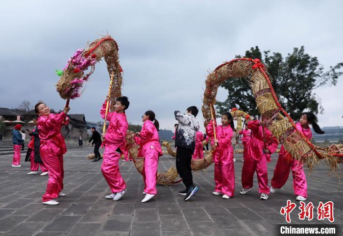 春节期间，四川宜宾市李庄古镇每天都会进行草龙舞表演。　记者 王磊 摄