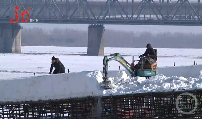 迷你挖机开上大滑梯拆雪坡。