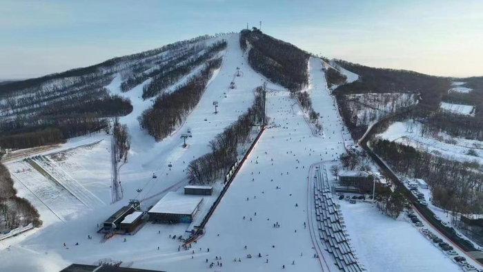 　　长春庙香山滑雪场人流如织　雪场供图