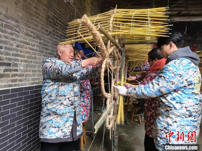 2月初，春节前夕，汝城县当地民众一起制作香火龙。　汝城县供图