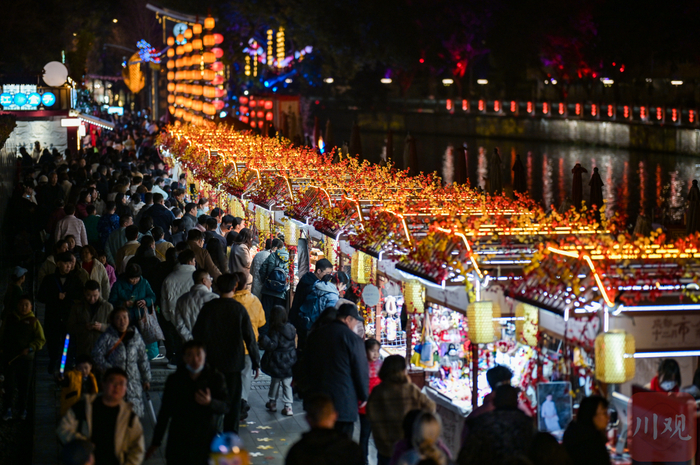 成都市东门码头“十二月市”文创市集。何海洋 摄