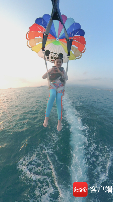 诺宗在三亚体验彩虹拖伞。受访者供图
