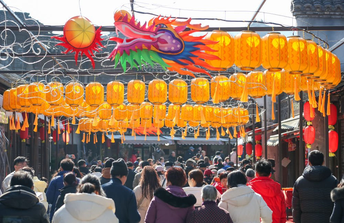 2月12日，人们在江苏省镇江句容市宝华山国家森林公园游览。新华社发（钟学满摄）