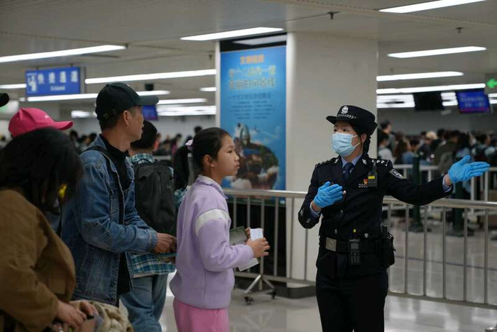 边检民警指引旅客快速通关。罗湖边检站供图