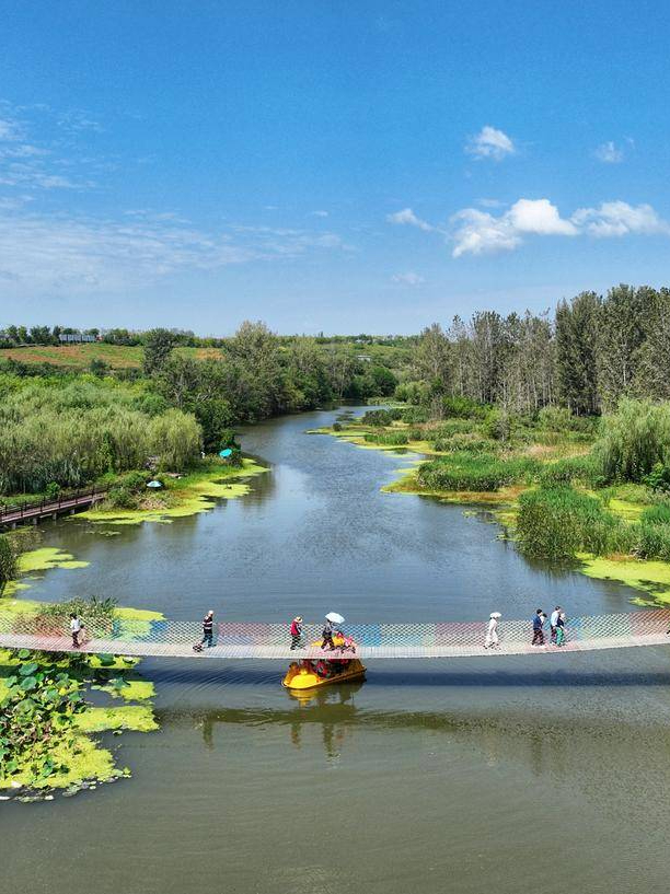 2023年9月30日，游客在襄阳宜城市流水镇莺河村游玩。（通讯员 谢勇 刘毅 摄）