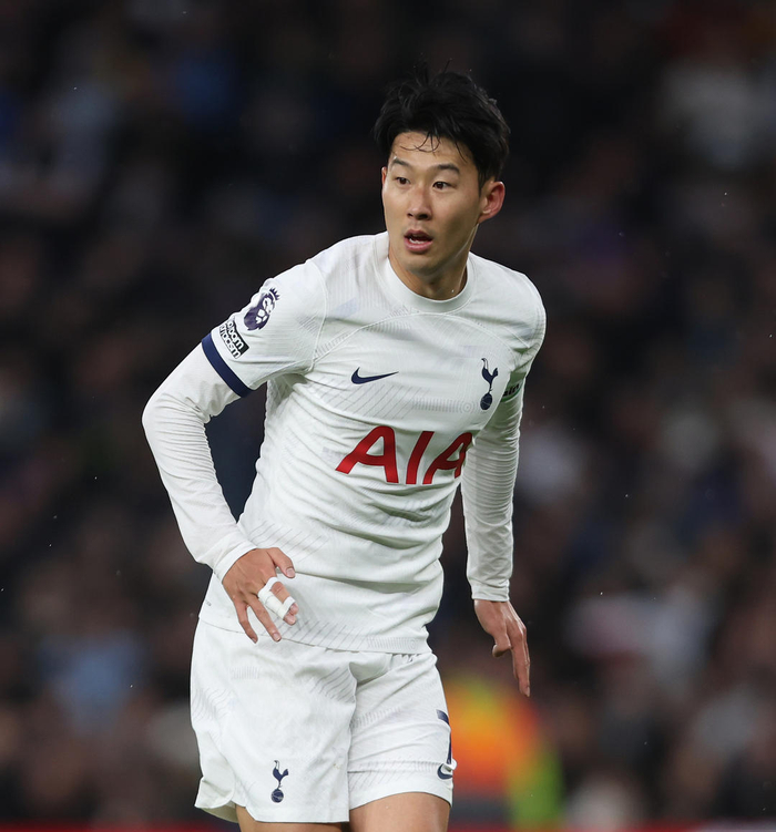 当地时间2024年2月10日英超第24轮比赛中，孙兴慜右手食指和中指仍用绷带绑在一起 图据视觉中国