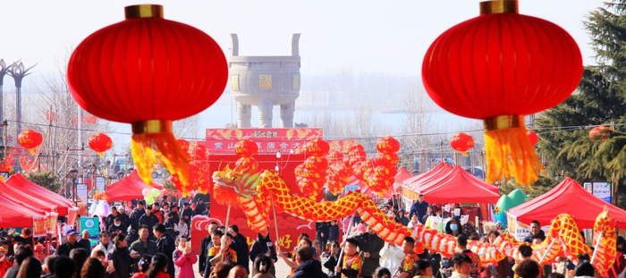2月12日，民间艺人在山东省临沂市平邑县蒙山龟蒙景区新春庙会上表演舞龙。新华社发（武纪全摄）
