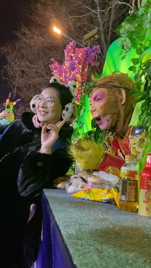 　　长春动植物园的“雪饼猴”与游客热情互动　园区供图