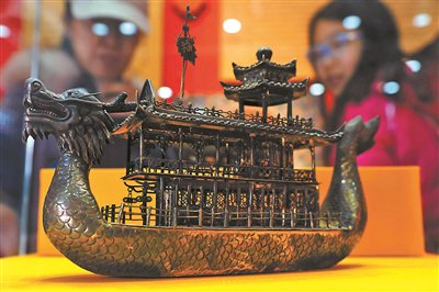 民国银垒丝“福”字旗楼阁龙船