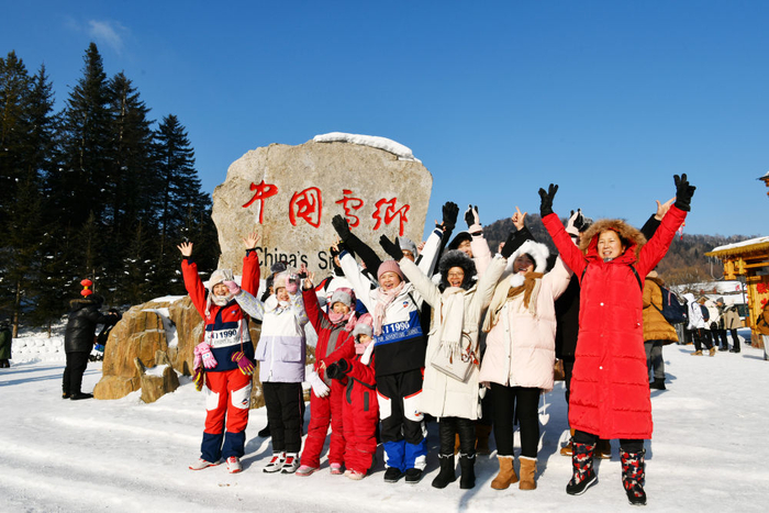 游客在“中国雪乡”景区拍照留念。新华社发（王衍龙 摄）