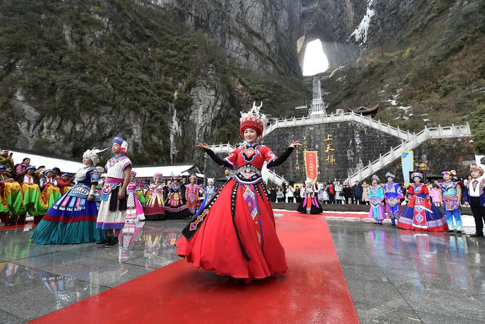 2月12日，游客在湖南省张家界天门山景区观赏民族服饰走秀表演。新华社发（邵颖摄）