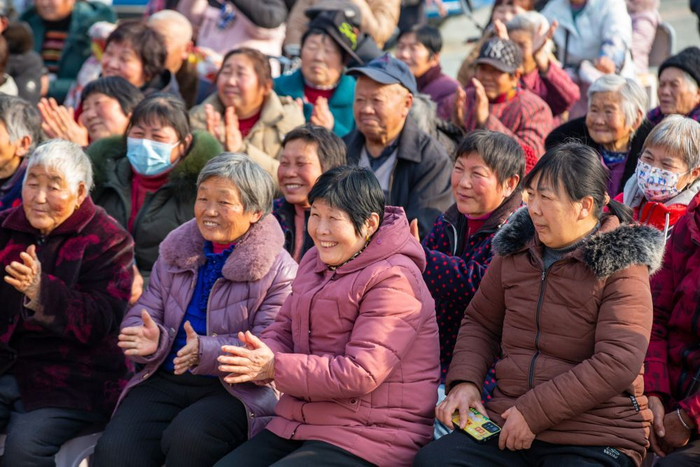 2月11日，江苏省海安市胡集街道园庄村村民在“村晚”上欣赏文艺节目。新华社发（翟慧勇摄）