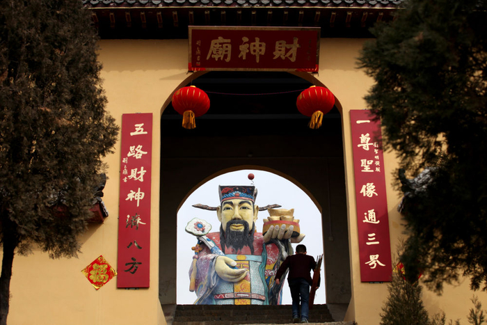 2015年2月23日是农历正月初五，在山东省枣庄市齐村镇财神山，人们登山祈福。