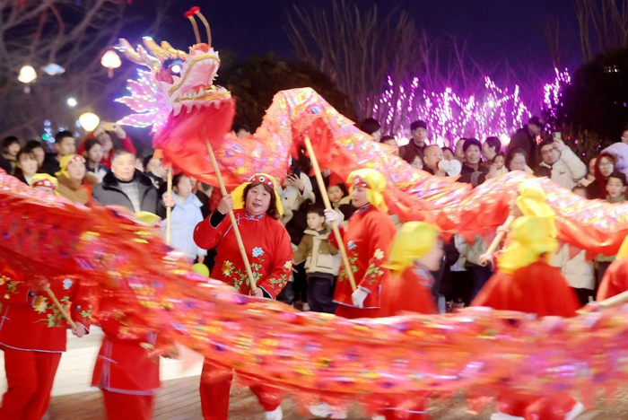 2月11日晚，浙江省湖州市德清县下渚湖街道宝塔山村女子舞龙队为游客表演舞龙。新华社发（谢尚国摄）