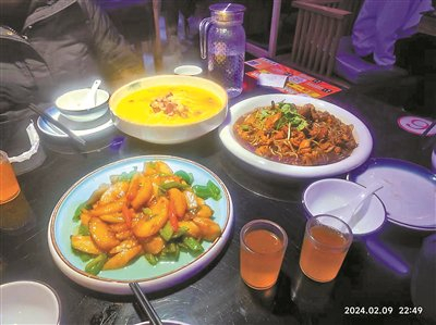 　　出行在外的年夜饭