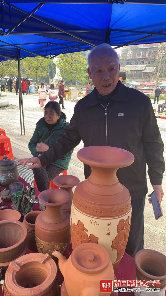 ▲“宜州制陶技艺”的传承人颜福多展示“刘三姐”粗陶花瓶。