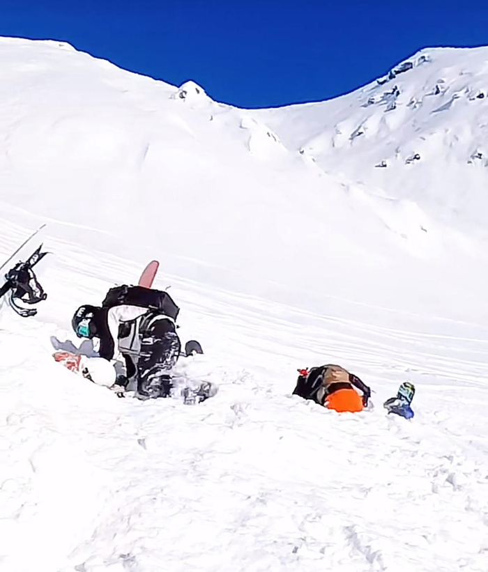 ▲刘先生和吴先生刨开积雪，帮助被埋者脱困。 受访者视频截图