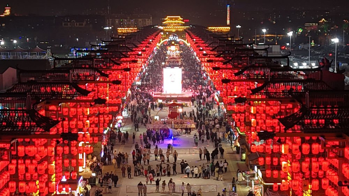 2月11日，游客在山东省滨州市惠民县孙武不夜城观赏夜景（无人机照片）。新华社发（初宝瑞摄）