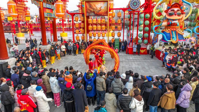 2月11日，游客在河北省唐山市丰南区河头老街观看舞龙表演（无人机照片）。新华社发（李磊摄）