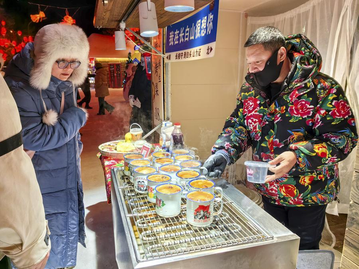 　　长白山“云顶市集”人潮涌动　来源：新华社