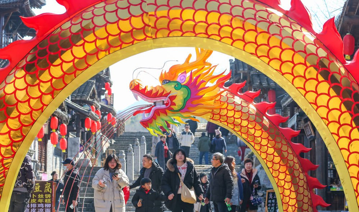 2月12日，人们在江苏省镇江句容市宝华山国家森林公园游览。新华社发（钟学满摄）