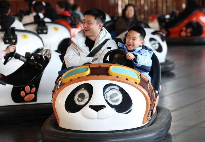 2月11日，游客在湖北省襄阳市华侨城奇幻度假区玩碰碰车。新华社发（杨东摄）