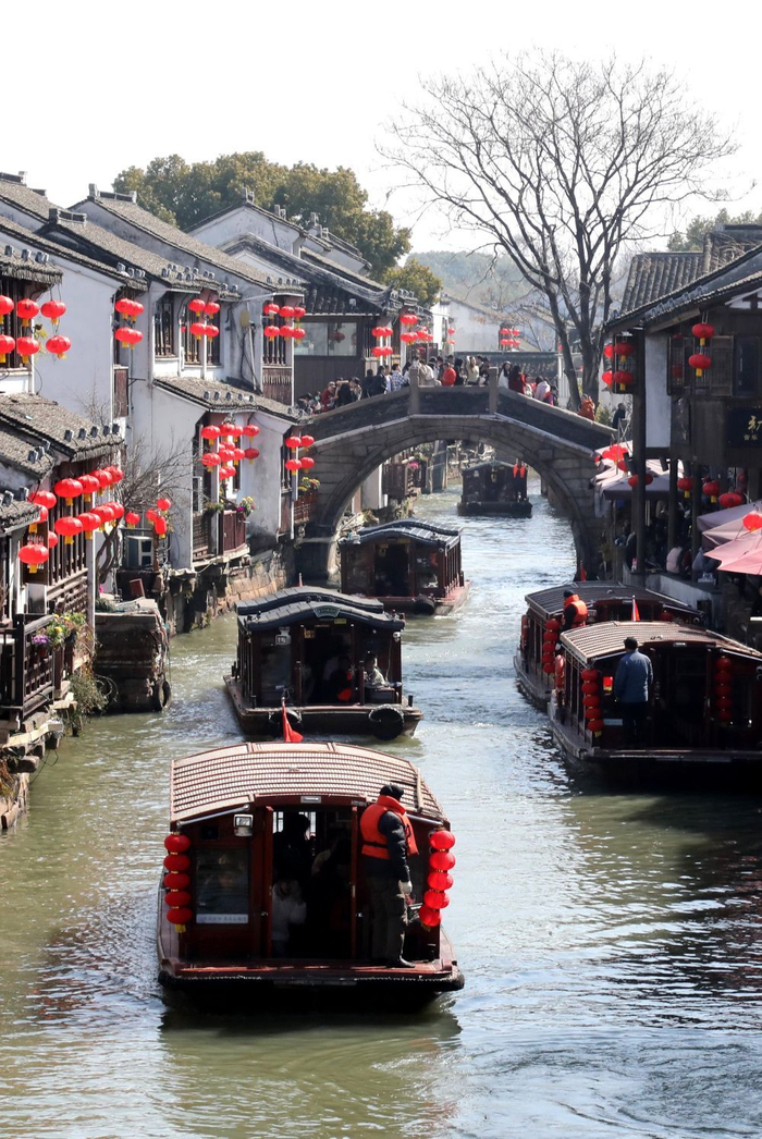 2月12日，游客在江苏苏州山塘街游玩。新华社发（杭兴微摄）