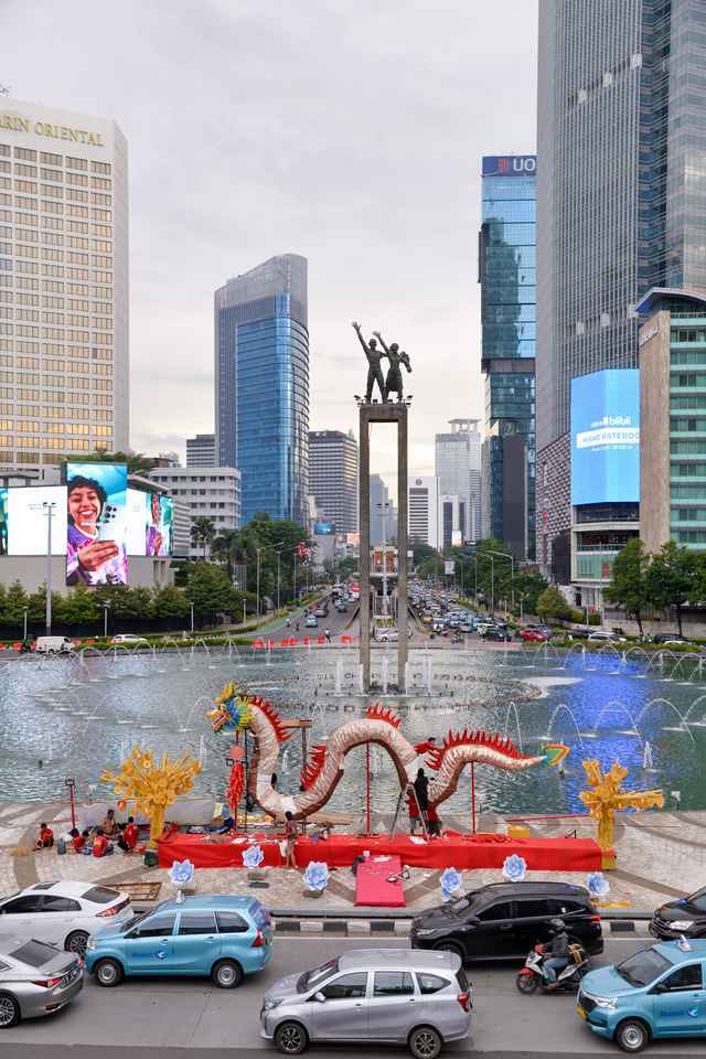 2月7日，在雅加达迎宾纪念碑前，工作人员在布置龙年春节装饰。新华社记者 徐钦 摄