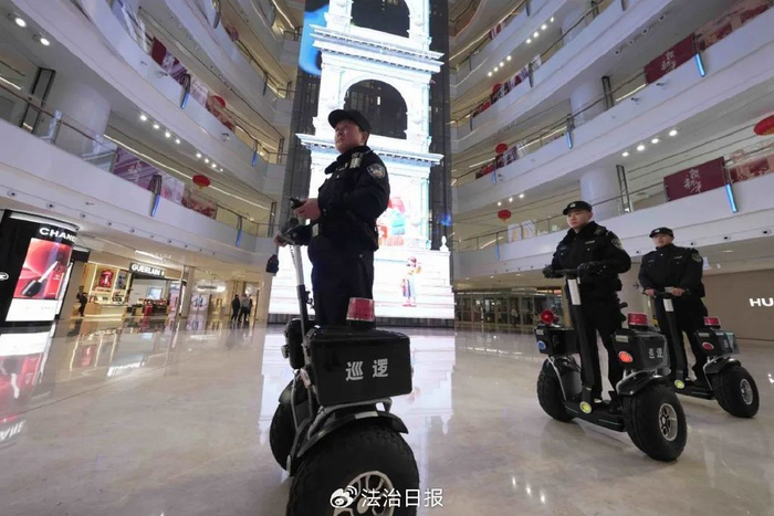 图为湖北省武汉市公安局武昌区分局梅苑派出所民警驾驶平衡车在武商梦时代广场内部巡逻。孙逊 摄