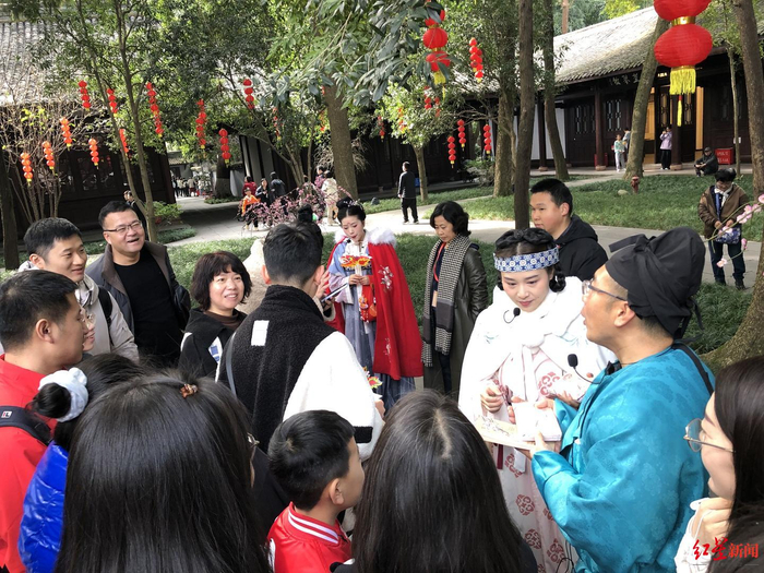 ▲古装货郎与市民游客互动